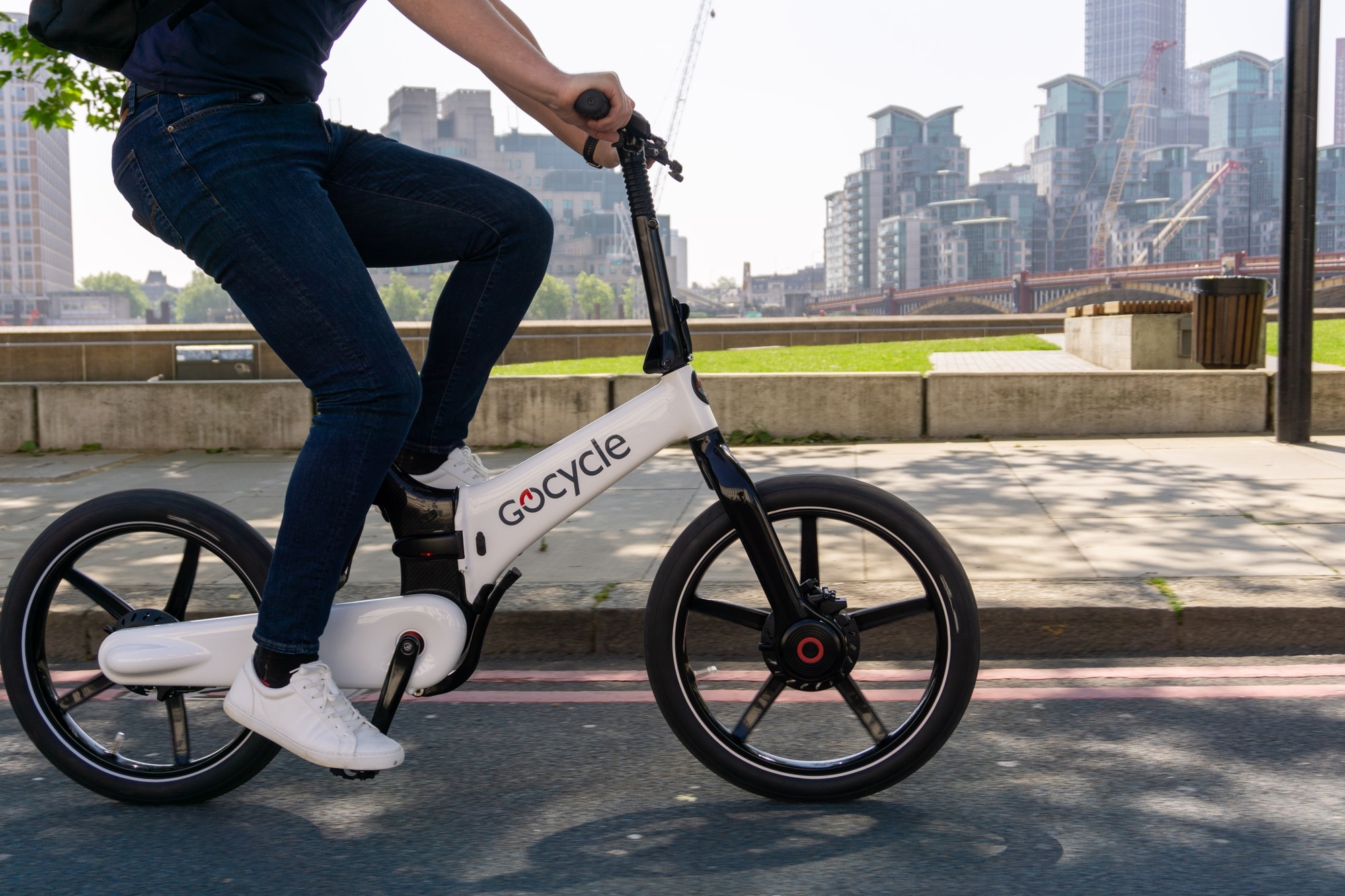 Erleben Sie die Zukunft der Mobilität mit dem Gocycle G4i. Stilvolles Design und innovative Technik für moderne Sta