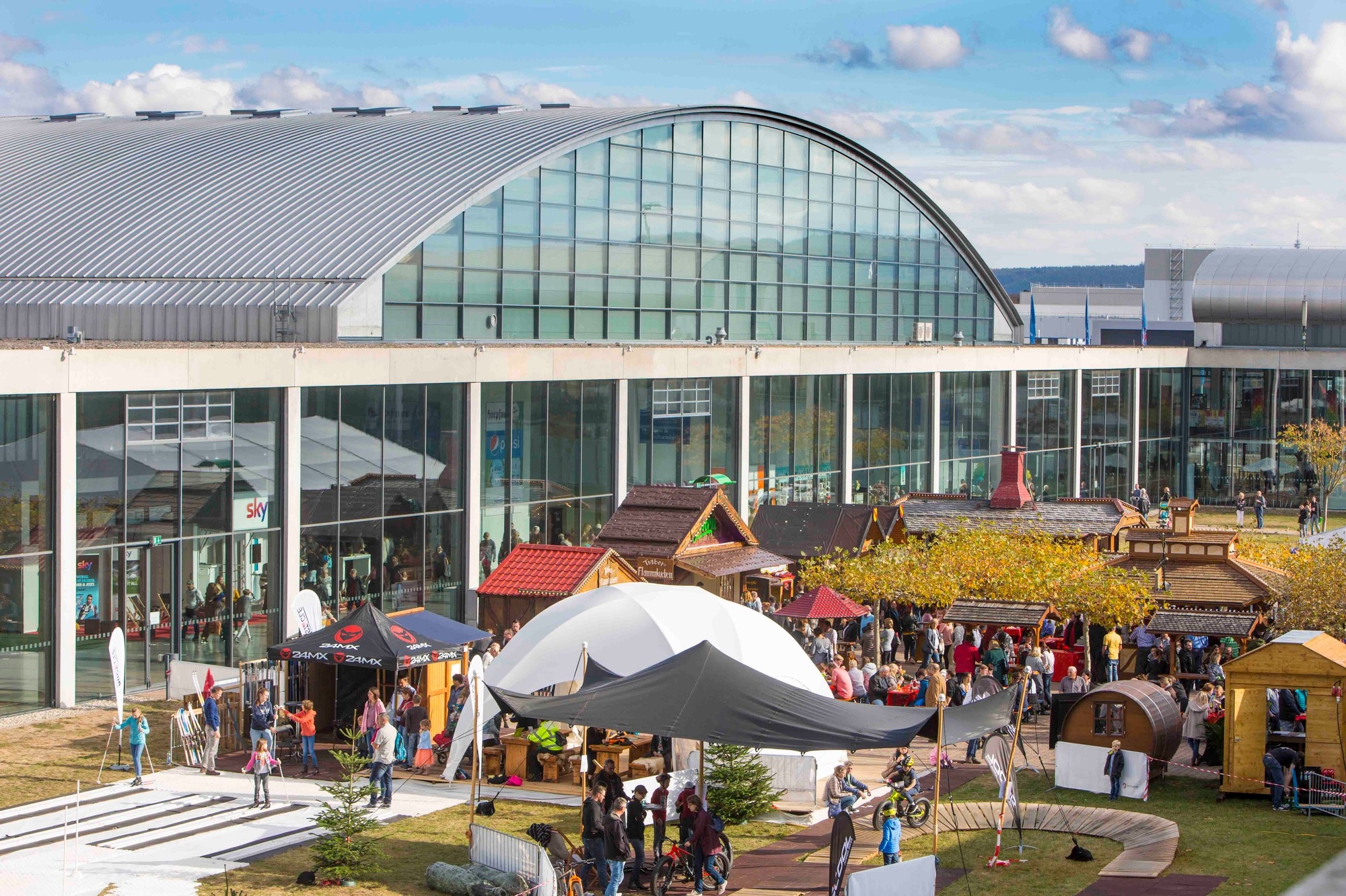 Das Bild zeigt den Aussenbereich der offerta, eine E-Bike- und Fahrradmesse ist.
