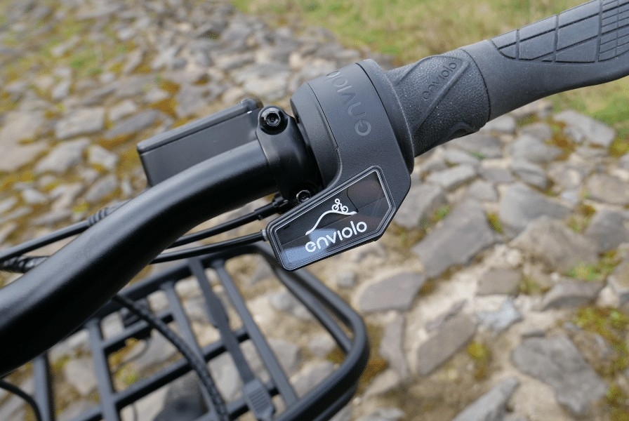 Das Bild zeigt eine Nahaufnahme des Lenkers eines Specialized Turbo Porto 8 E-Bikes.