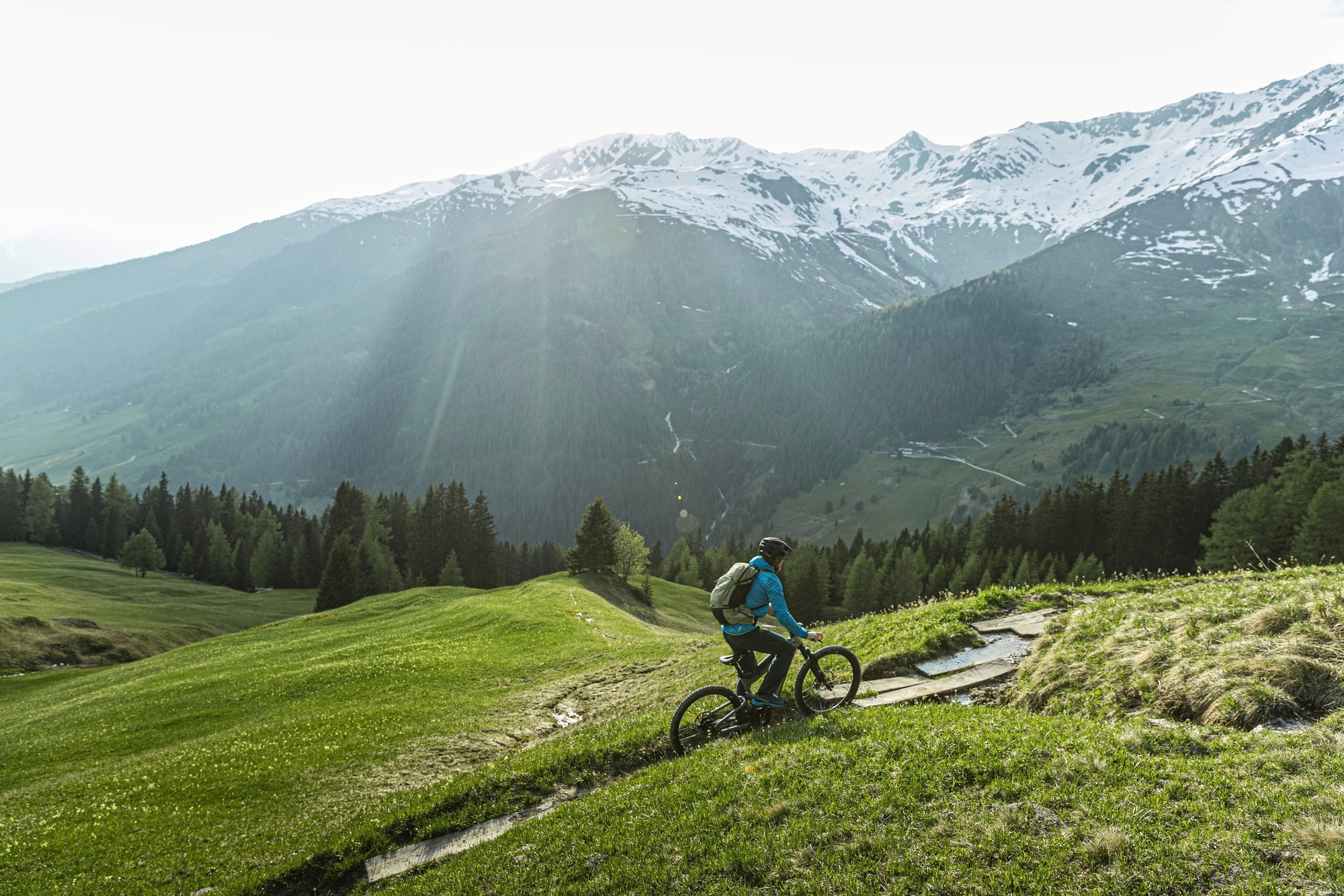 Erleben Sie mit dem Superdelite Mountain von Riese & Müller aufregende Fahrten in alpiner Landschaft. Perfekt für a