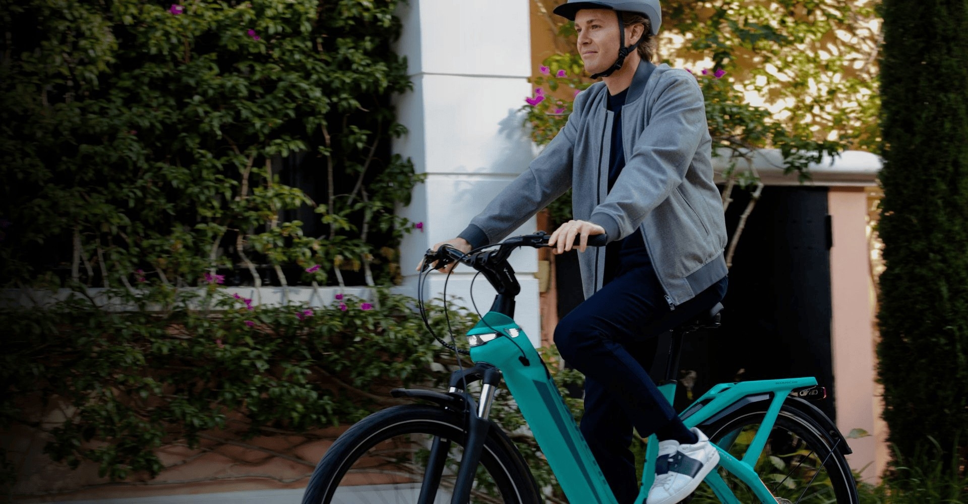 Nico Rosberg auf dem e-Bike von Bianchi