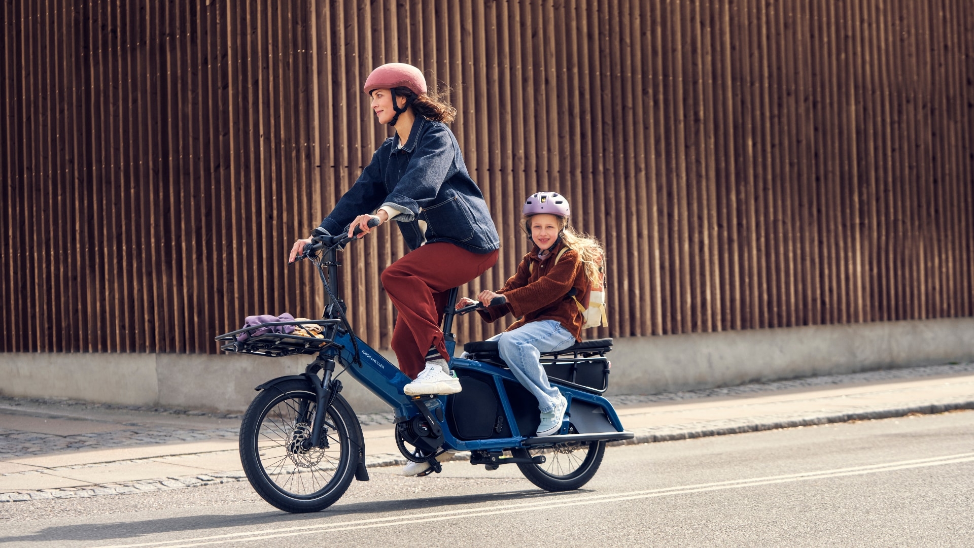 Entdecken Sie die Stadt mit dem Riese & MĂĽller Longtail Lastenrad. Perfekt fĂĽr Familien und umweltfreundliche Urban