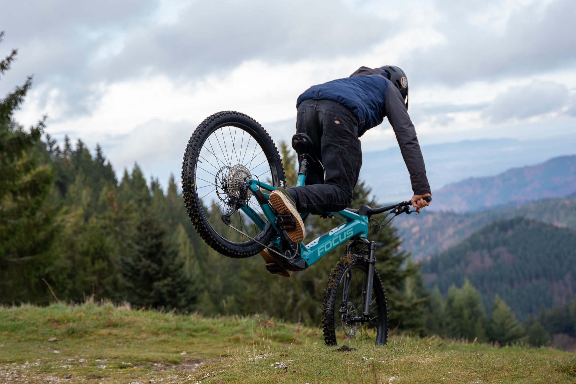 Erleben Sie das Focus Jam7.8 E-Mountainbike in voller Fahrt. Perfekt für dynamische Trails und abenteuerliche Fahrt