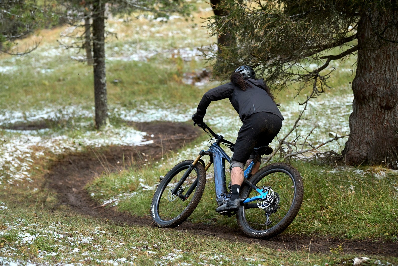 Das Bild zeigt jemanden auf einem Giant Trance X Advanced E+