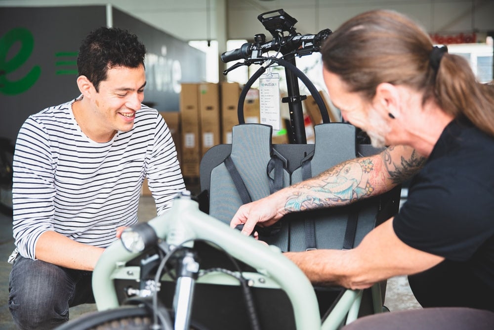 Zwei Personen schauen sich ein E-Bike in einem Geschäft in Heidelberg an. Perfekt für alle, die eine kompetente Ber