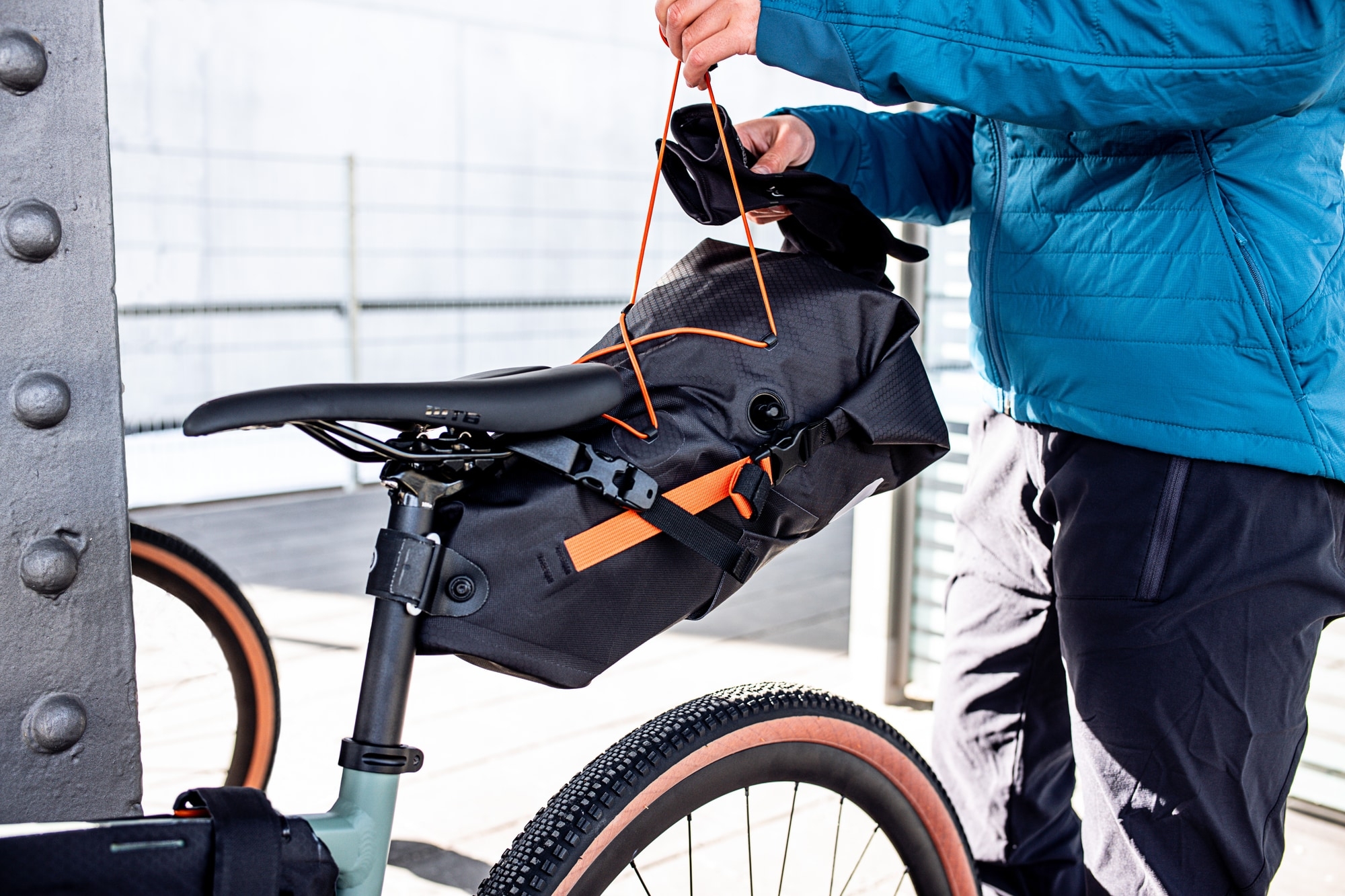 Praktische Fahrradtasche in Schwarz mit orangefarbenen Akzenten, ideal für Touren. Einfache Montage und sicherer Ha