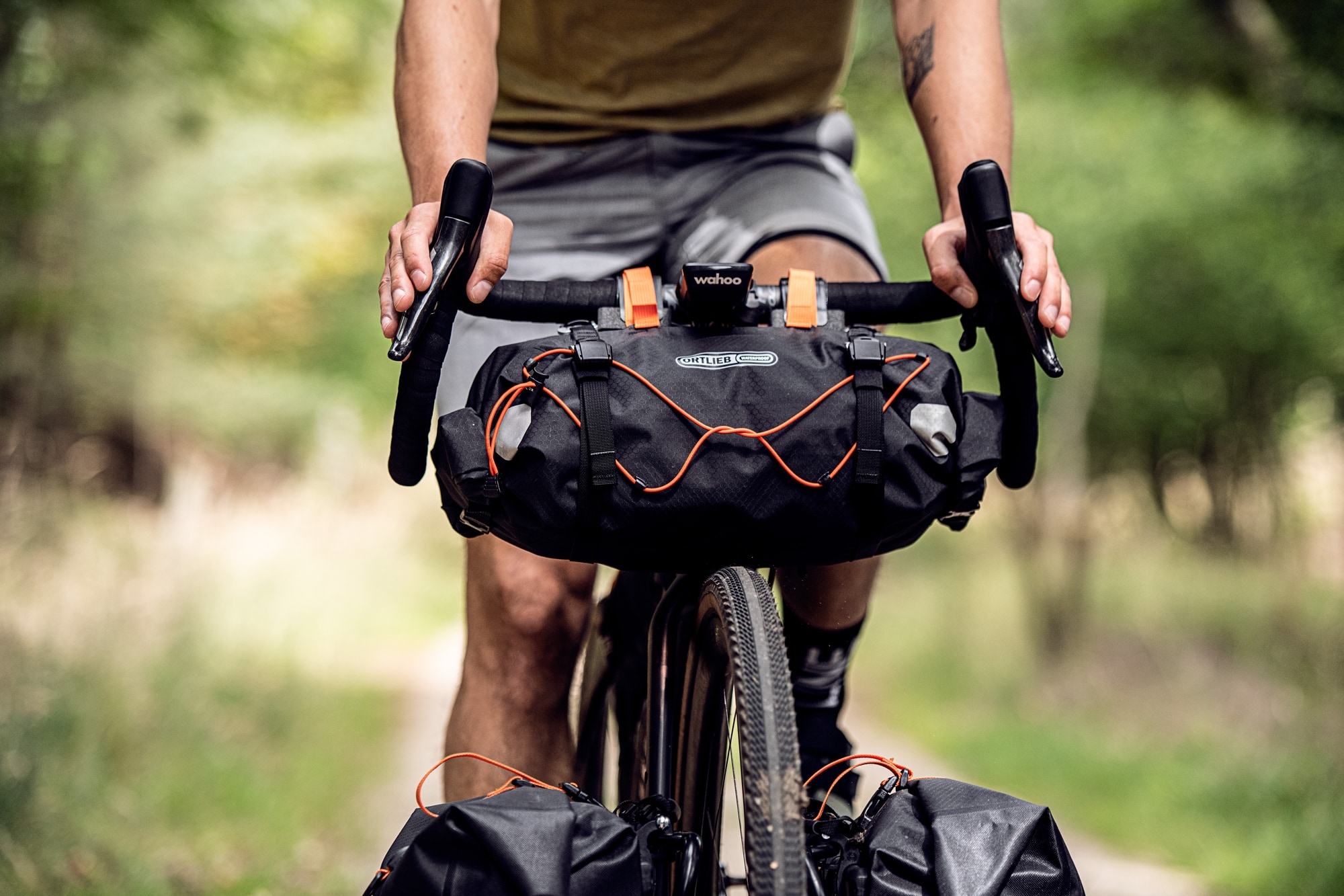 Robustes Ortlieb Handlebar-Pack am Fahrrad, ideal für Touren. Perfekt zur sicheren Aufbewahrung unterwegs auf allen