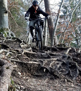 Erleben Sie Offroad-Abenteuer mit dem Specialized Levo SL Comp Carbon. Perfekt für anspruchsvolle Trails.
