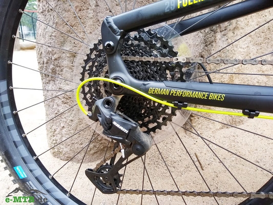 Hochwertige Schaltung eines RRaymon Fahrrads. Ideal für präzise Gangwechsel und Leistung. Perfekt für Bike-Enthusia