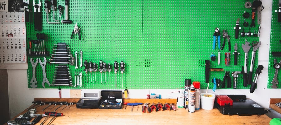 Werkzeugwand mit verschiedenen Werkzeugen und Zubehör in einer Werkstatt