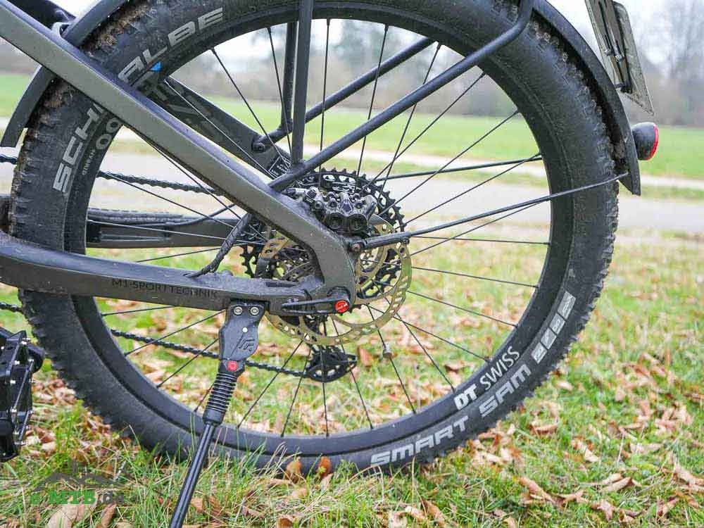 Detailaufnahme eines E-Bike Hinterrads mit Schwalbe Smart Sam Reifen und DT Swiss Felgen, ideal für Outdoor-Abenteu