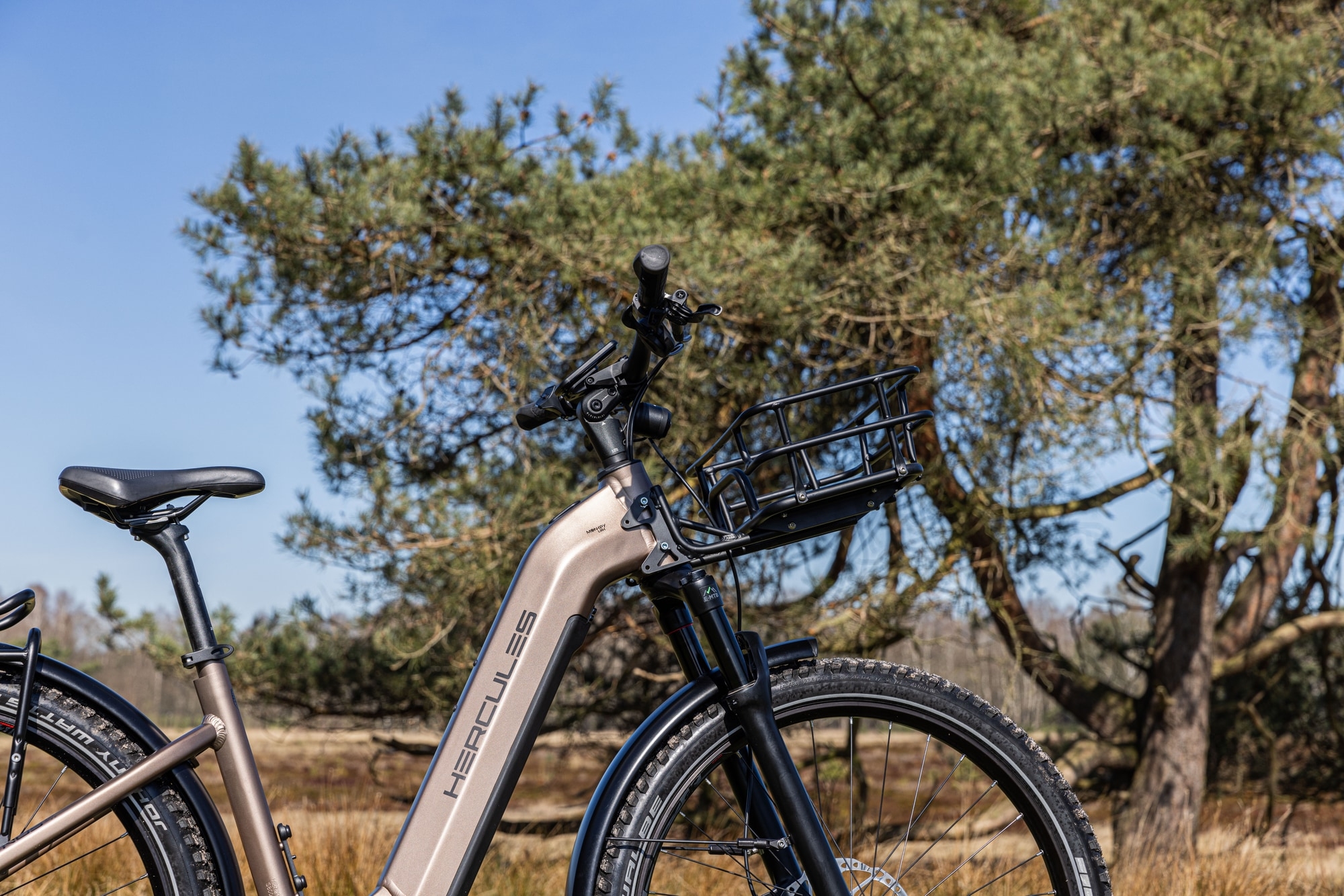 Entdecken Sie das Hercules Nos SUV 2, ein E-Bike mit robustem Design und Vorderradkorb, perfekt für Abenteuertouren