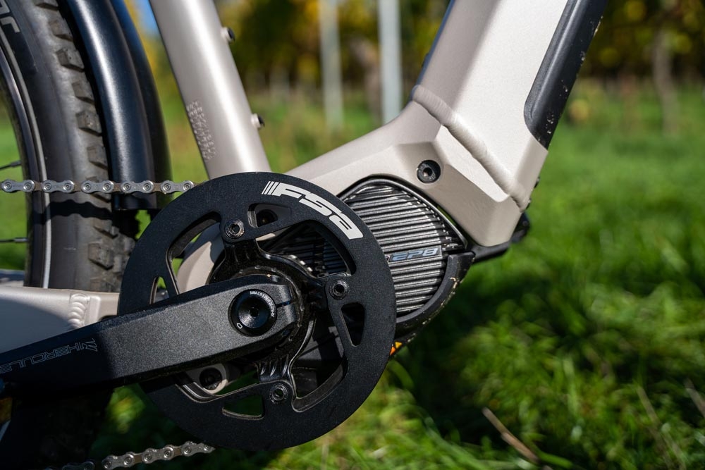 Detailaufnahme eines Hercules E-Bikes. Erkennbar sind eine FSA Kurbel und der Rahmen, ideal für begeisterte Radfahr