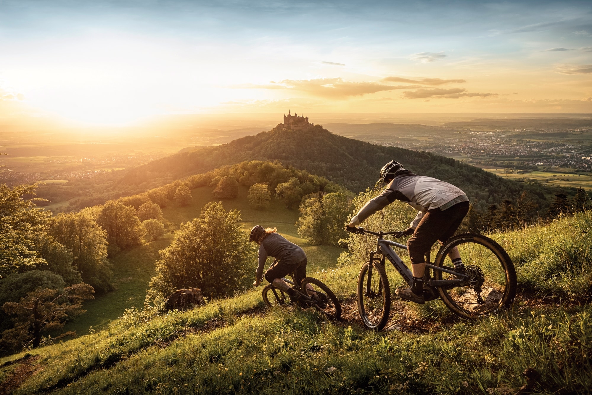 Entdecken Sie die Freiheit des FOCUS JAM² 6.8 E-Bikes in spektakulärer Landschaft bei Sonnenuntergang. Perfekt für