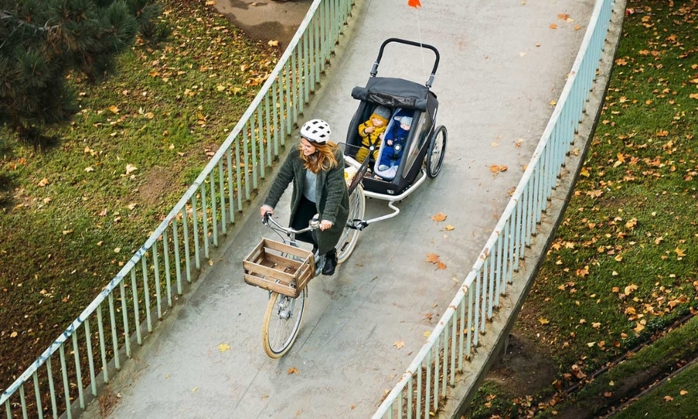 Fahrrad mit Croozer Kinderanhänger für sicheren Transport von Kindern. Ideal für Familienausflüge in die Natur.