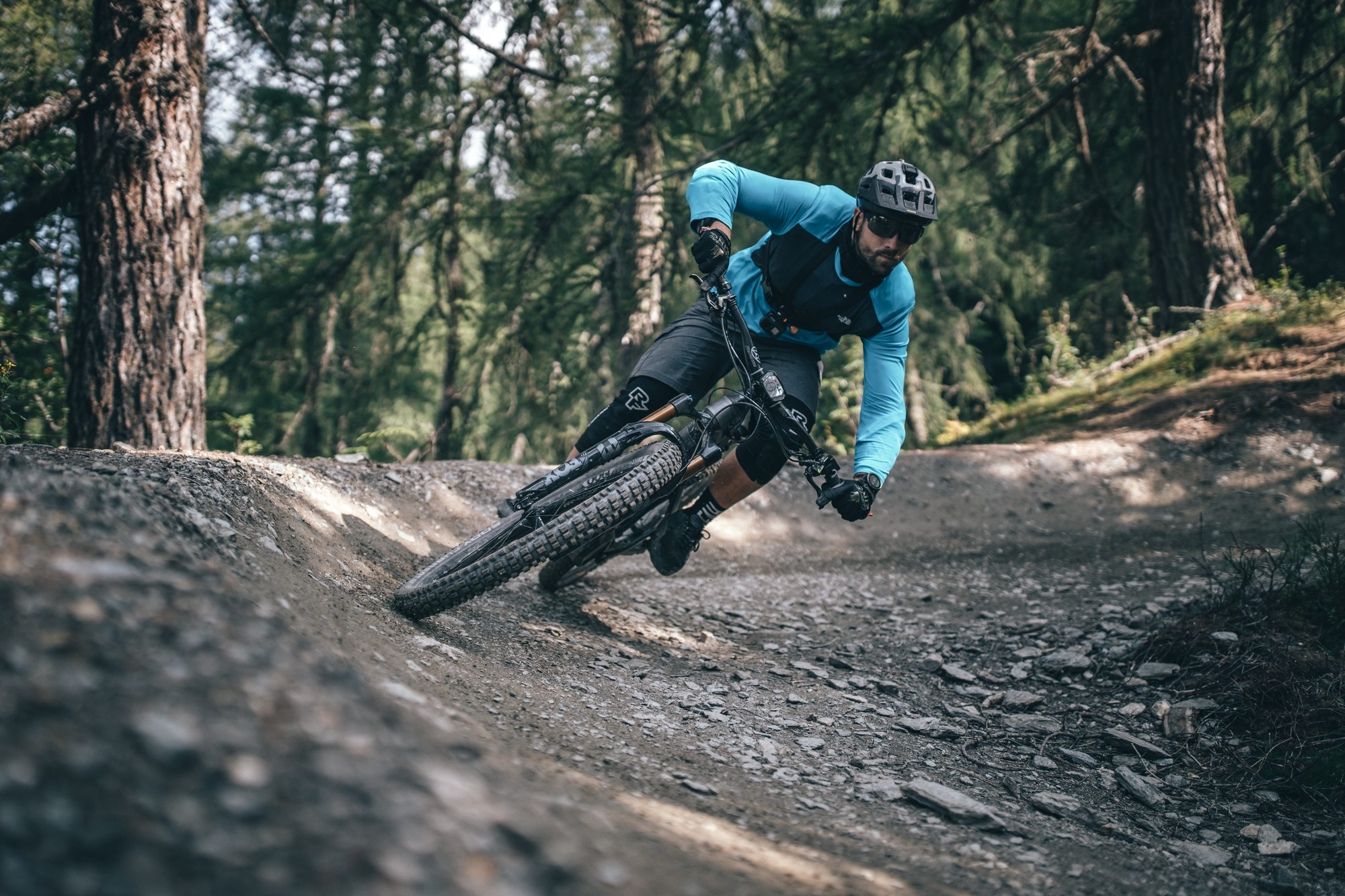 Fahrer auf einem M1 Spitzing Evolution 2 e-Mountainbike im Offroad-Einsatz auf einem Waldtrail