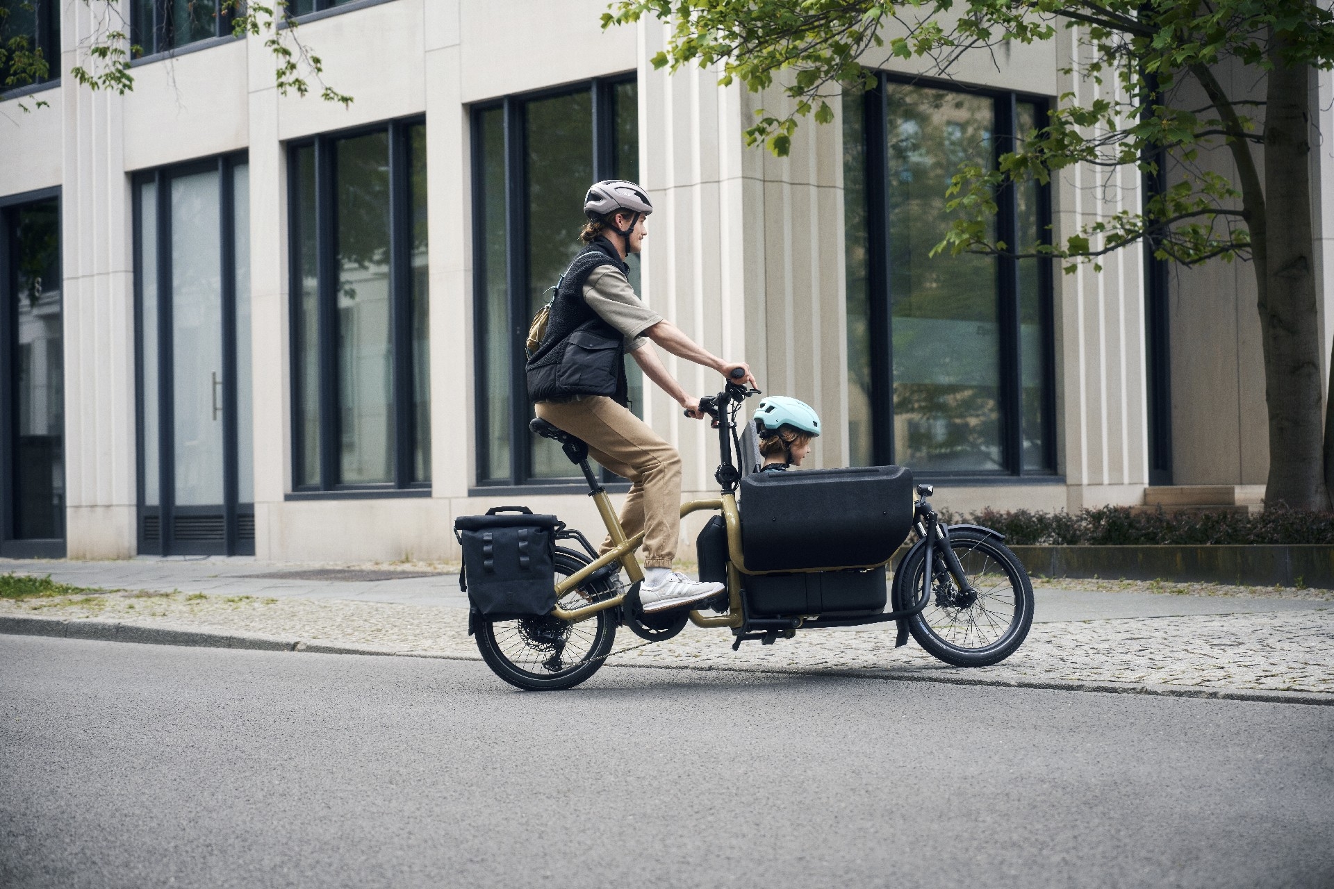 Eine Frau mit Kind im Riese & Müller Carrie Lastenrad