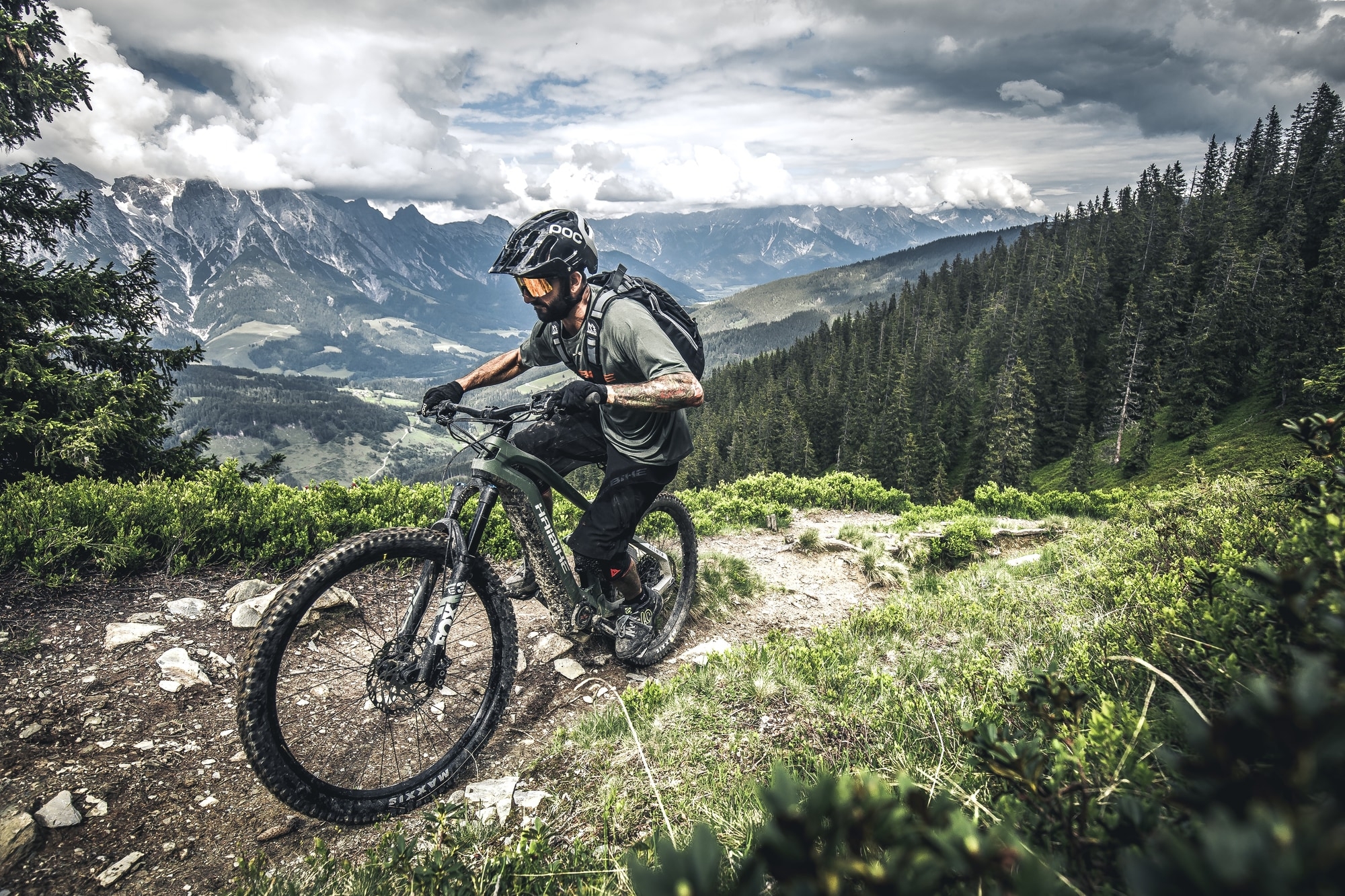 Entdecken Sie das Haibike AllMtn PW-X2, perfekt für anspruchsvolle Trails in malerischen Berglandschaften wie in Le