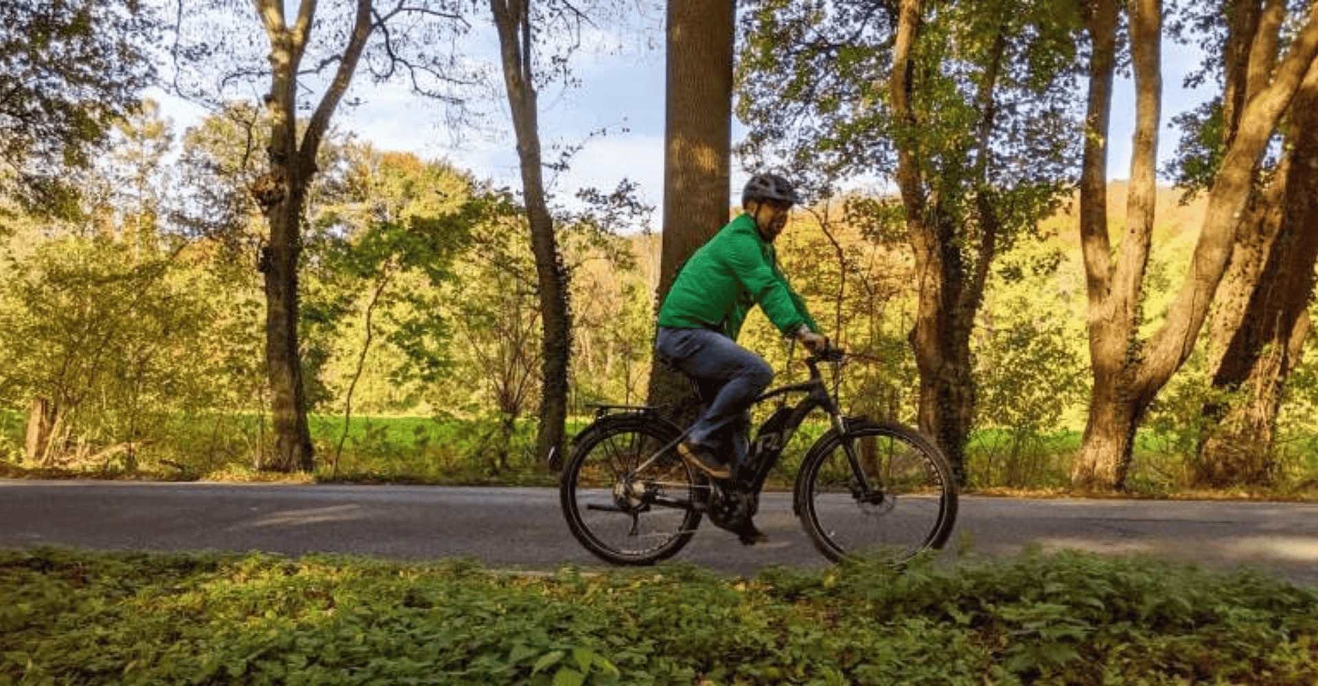 Ein junger Mann ist auf einem Raymoun e-Bike unterwegs zu den e-motion e-bike Days in Kaiserslautern.