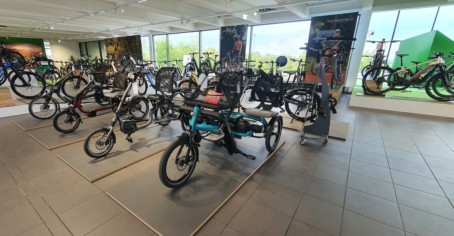 In der neu eröffneten e-motion e-Bike Welt in Kaiserslautern werden bereits die ersten e-Bike Modelle ausgestellt.