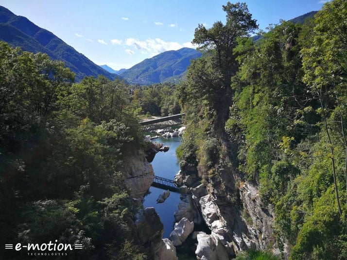 Malersiche Flusslandschaft mit Brücken in bergiger Umgebung