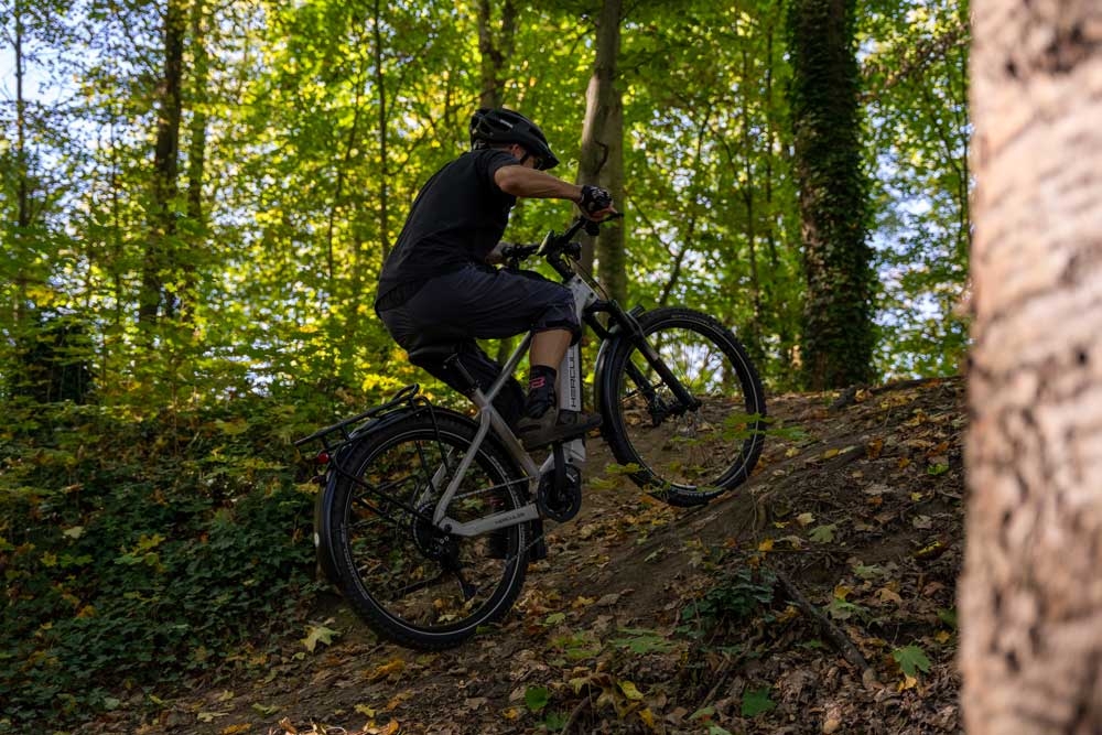 Erleben Sie die ultimative Offroad-Performance mit dem Hercules SUV 29 E-Bike, ideal für steile Anstiege und ruppig