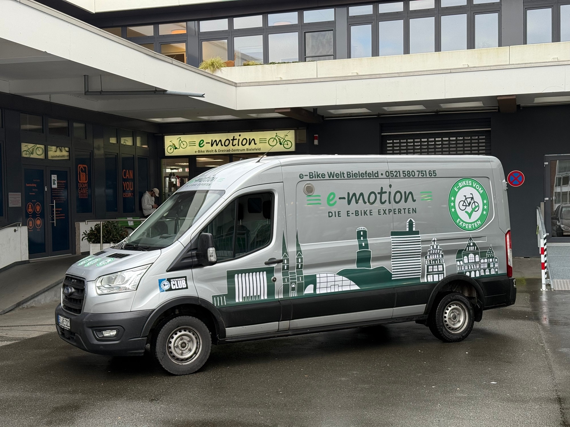 Das Bild zeigt einen Transporter der e-motion e-Bike Welt Bielefeld