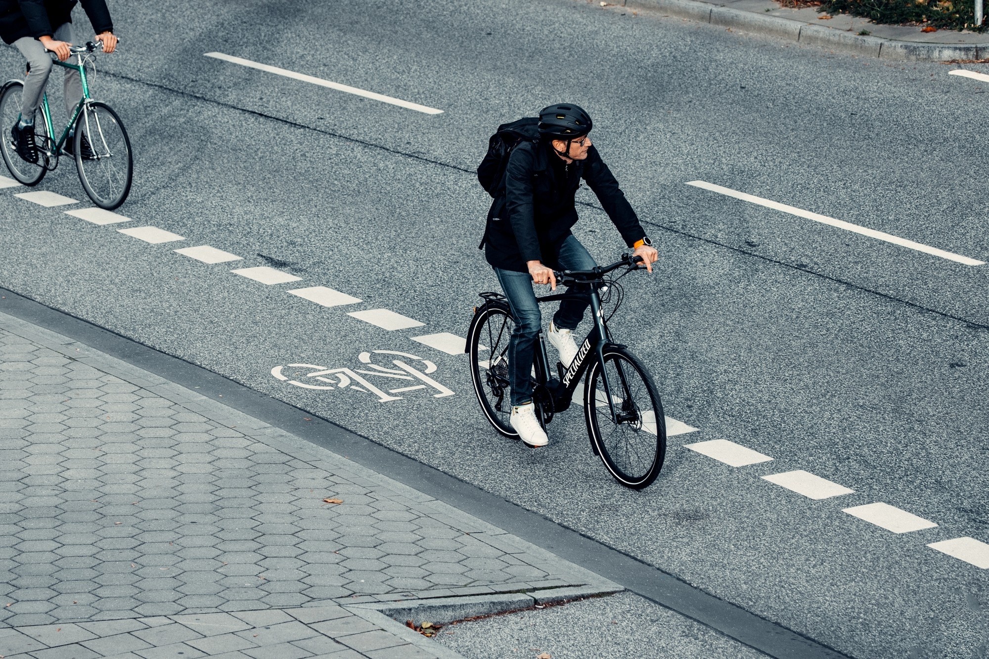 Das Bild zeigt ein Specialized Turbo Vado SL 4