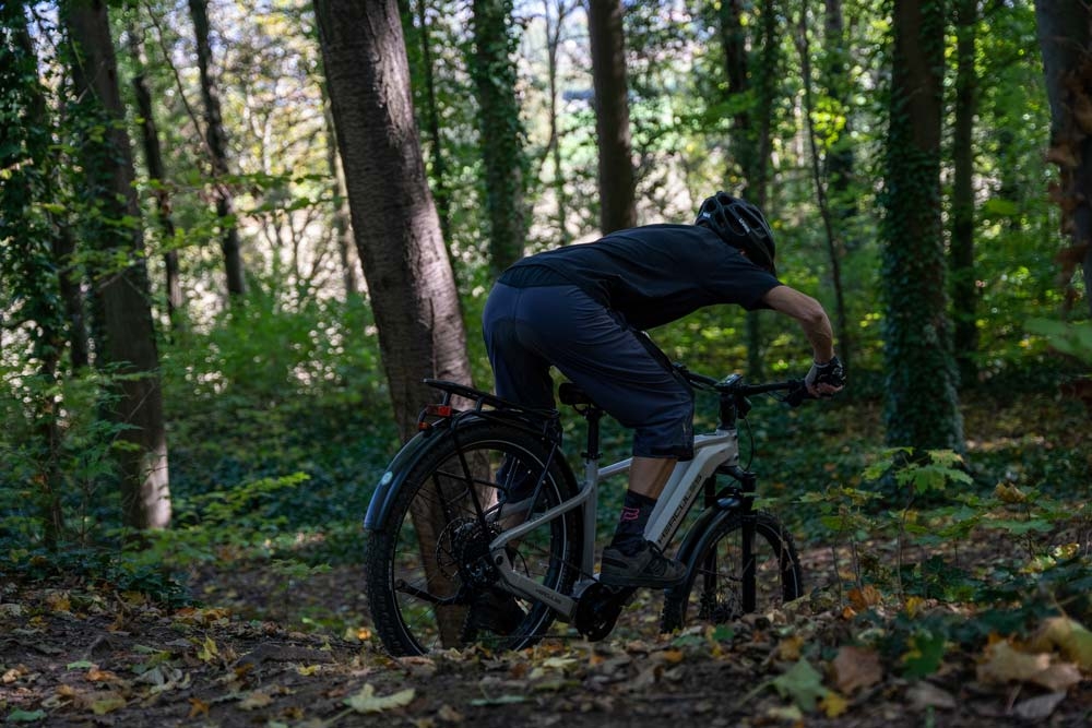 Entdecken Sie das Hercules Nos SUV30 E-Bike. Ideal für Abenteuer im Gelände und komfortable Waldtouren.