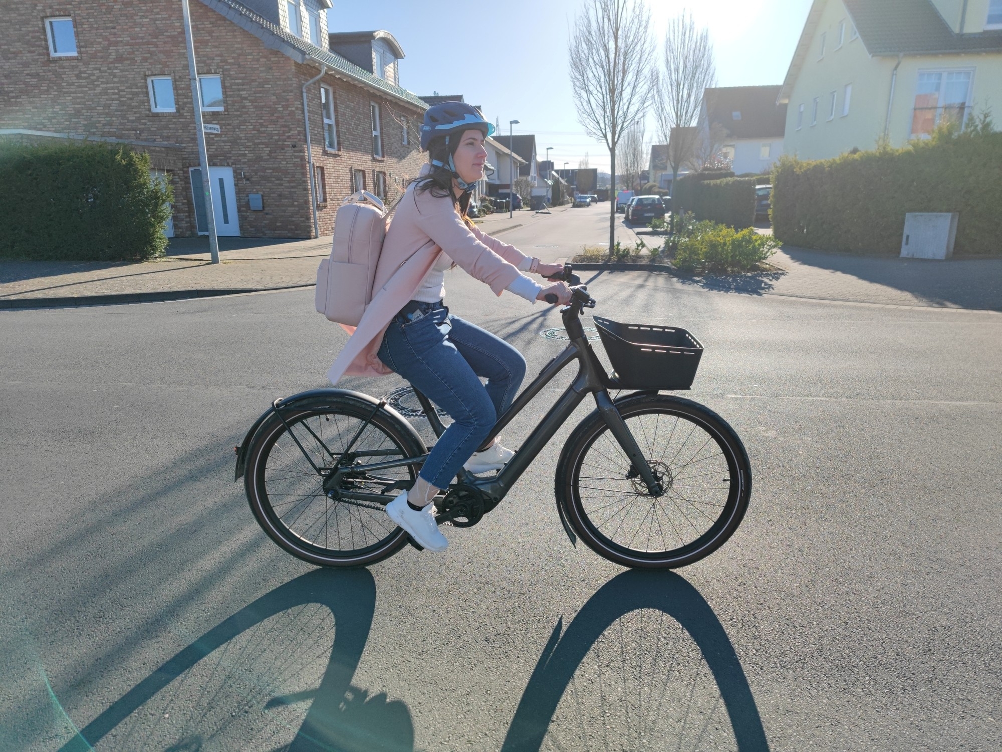 Das Bild zeigt eine Frau auf einem Specialized Turbo Como SL