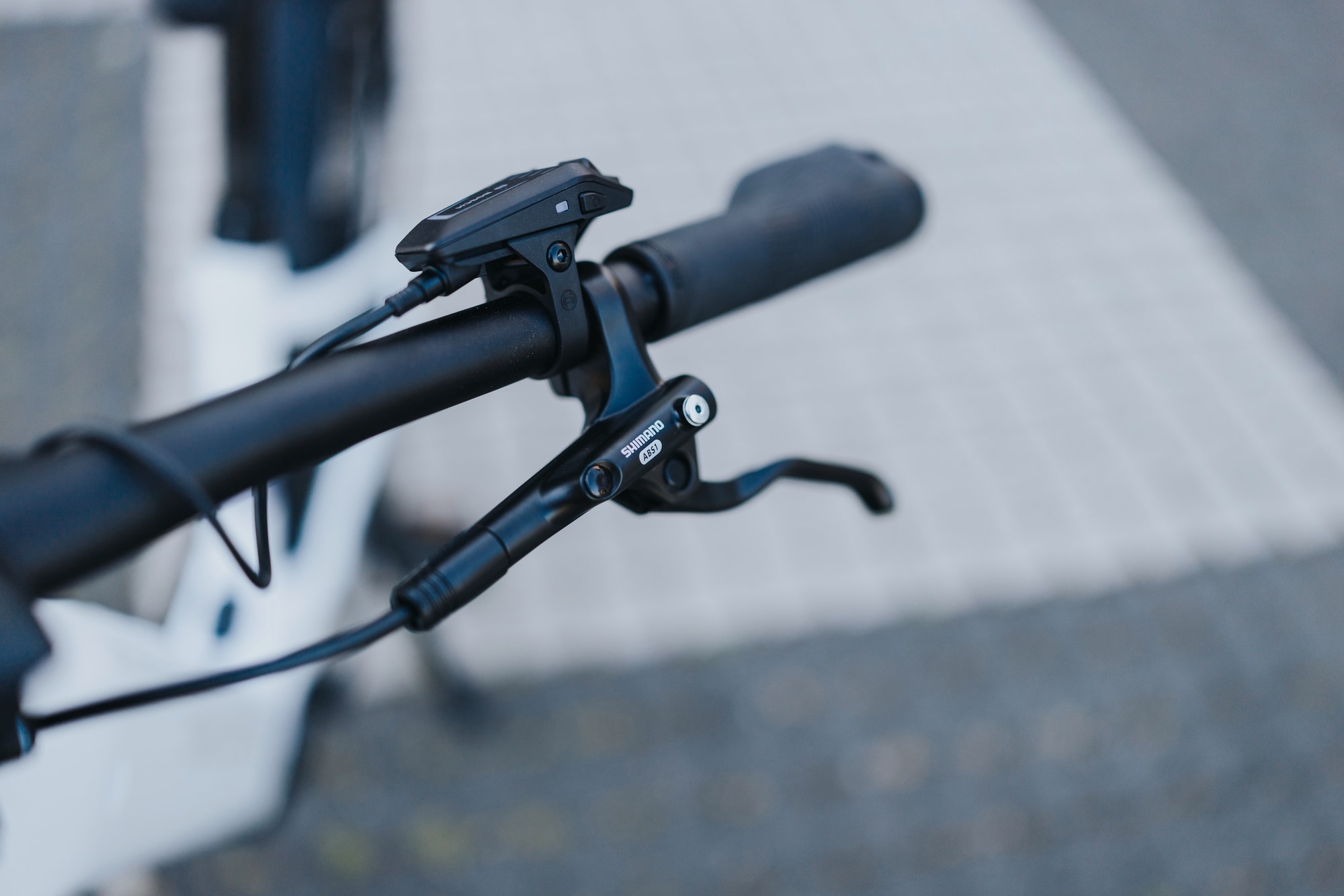Nahaufnahme eines Fahrradlenkers mit Bosch eBike ABS und Shimano Bremshebel für sicheres Fahren.