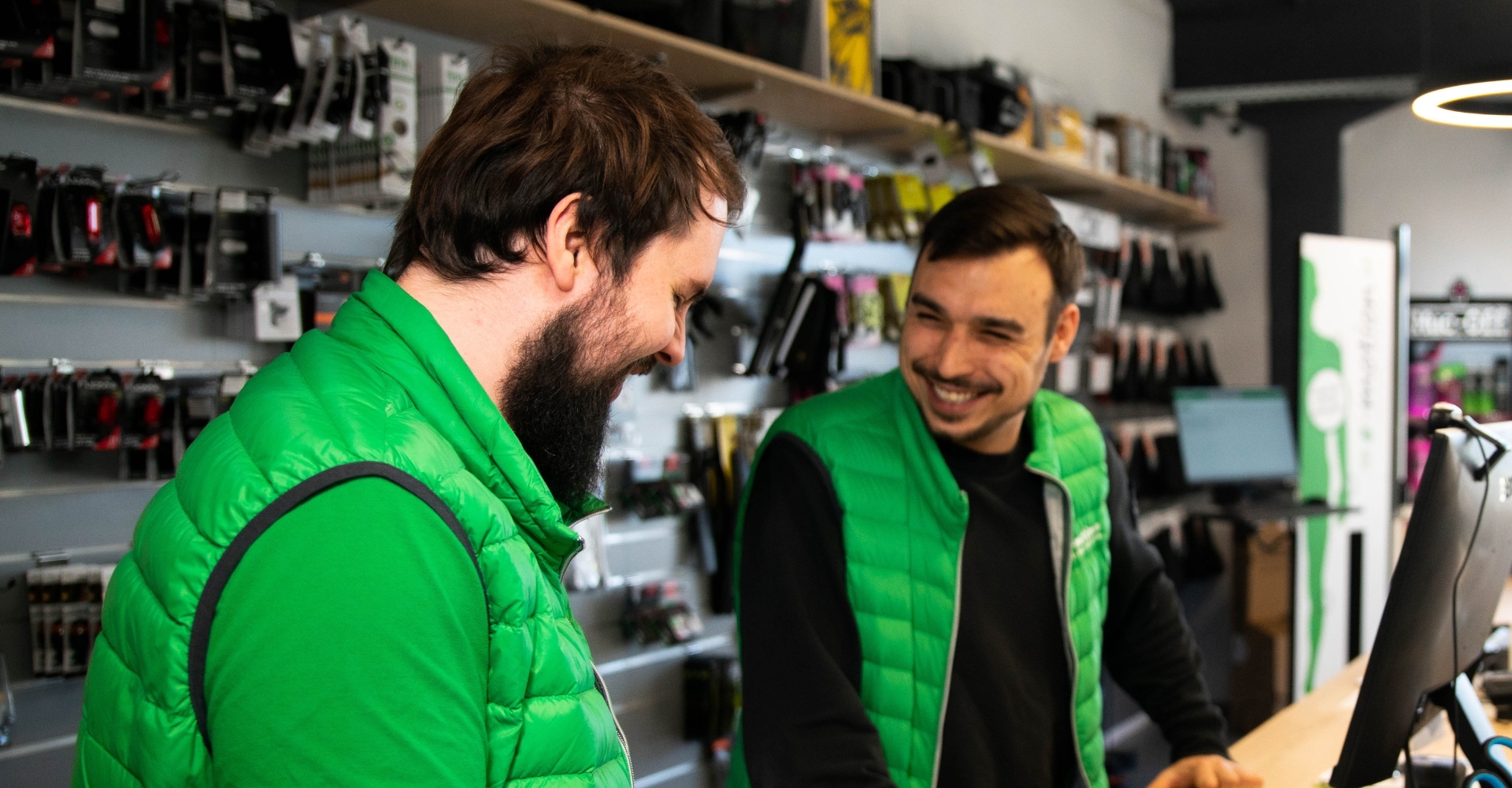 Zwei Mitarbeiter der e-motion e-bike Welt unterhalten sich gerade in der neu eröffneten Filiale in Kaiserslautern.