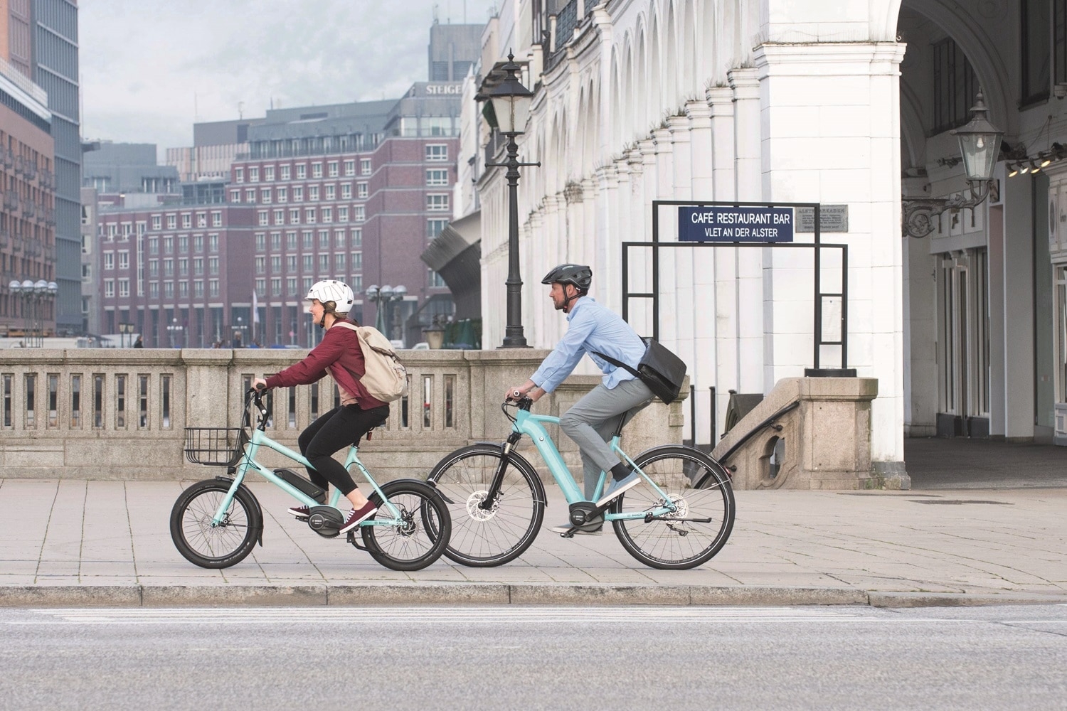 Zwei e-Bike Fahrer auf Bosch e-Bikes durch die Stadt