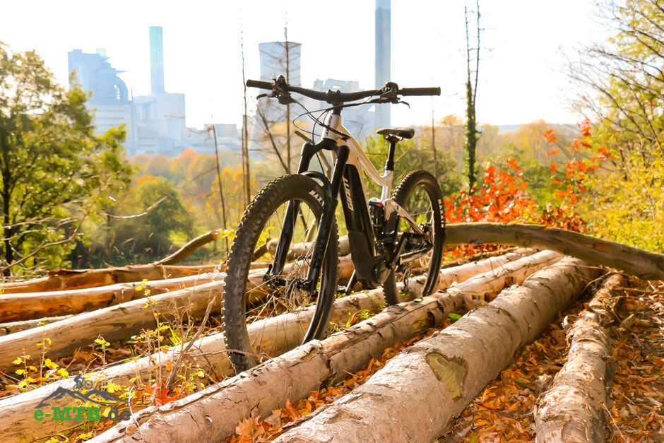 Entdecken Sie die Freiheit auf Trails mit dem Giant Trance X E-Mountainbike. Perfekt für anspruchsvolle Offroad-Abe