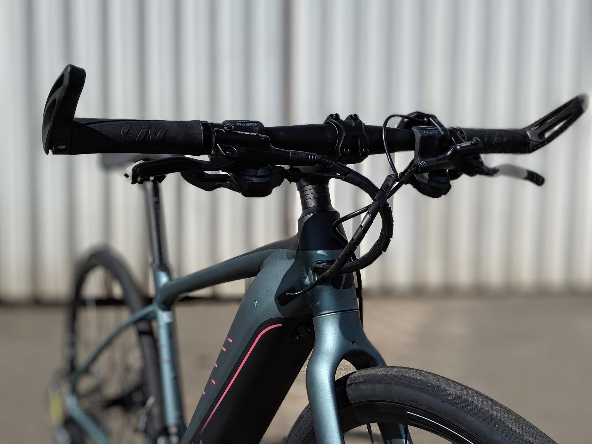 Modernes E-Bike mit sportlichem Lenkerdesign