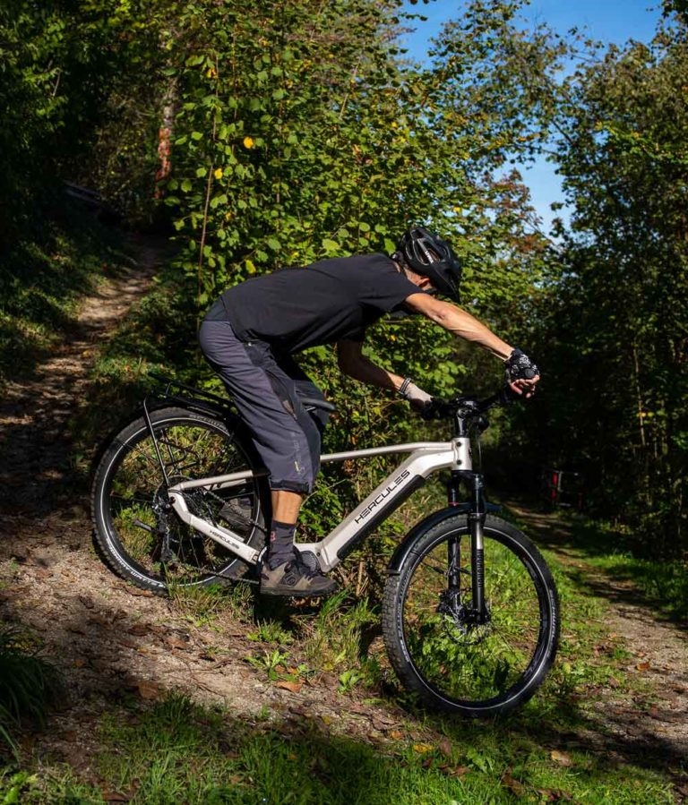 Erleben Sie das Hercules Nos SUV 26 E-Bike in Aktion. Perfekt für Geländefahrten und abenteuerliche Trails.