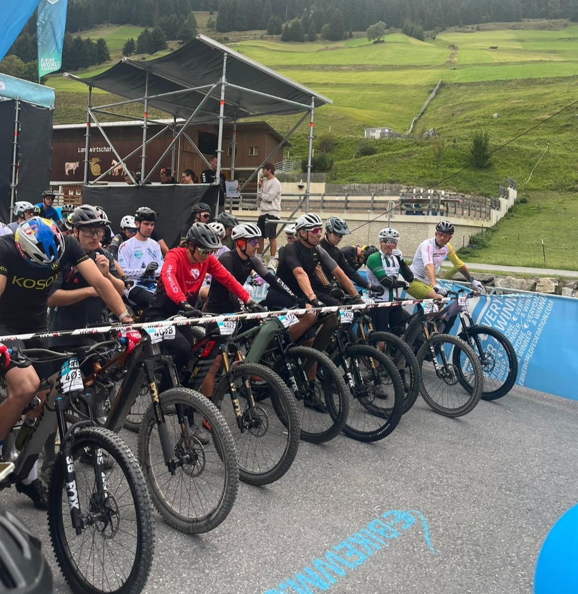Frank Linn kurz vor dem Start der e-Bike WM 2026 in Ischgl mit weiteren Teilnehmern im Startbereich.