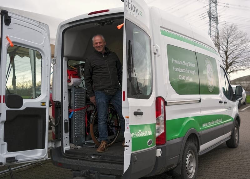 Das Bild zeigt den Servicetechniker Hans aus der e-motion e-Bike Welt Velbert.