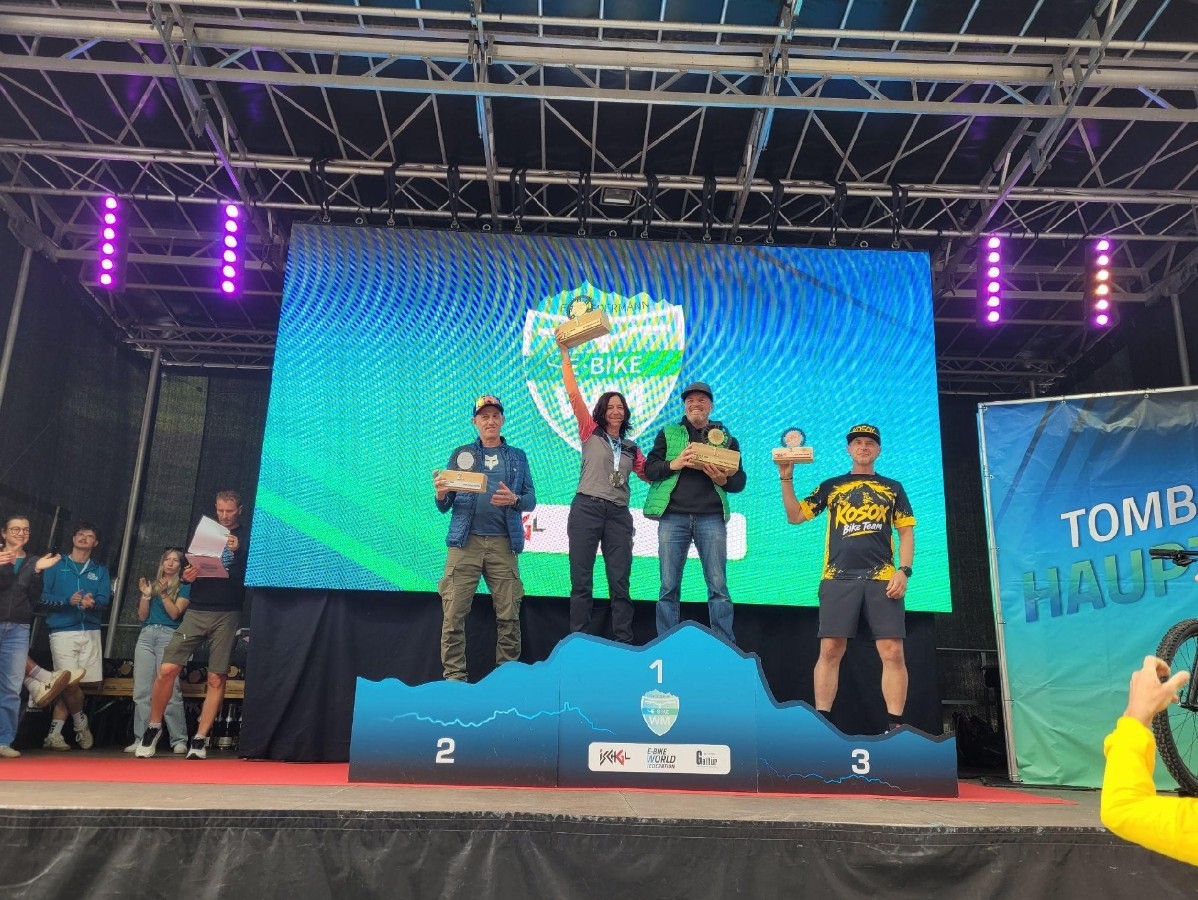 Siegerehrung mit der Trophäe für den 1. Platz in der Klasse Master 3