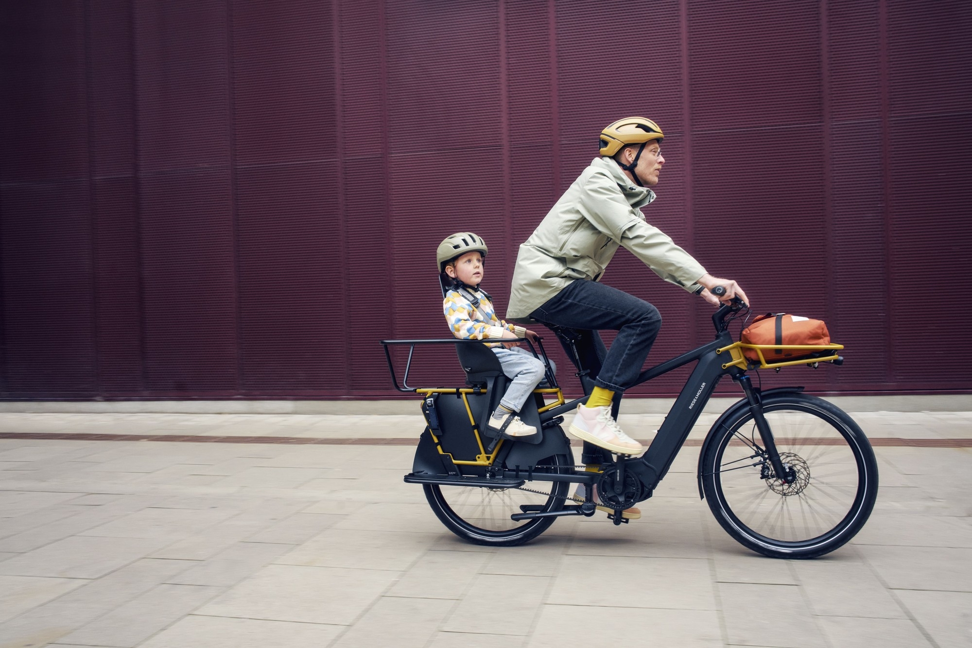 Das Bild zeigt ein E-Bike, Modell Multicharger R&M, dass mit einem speziellen Kindersitz ausgestattet ist.