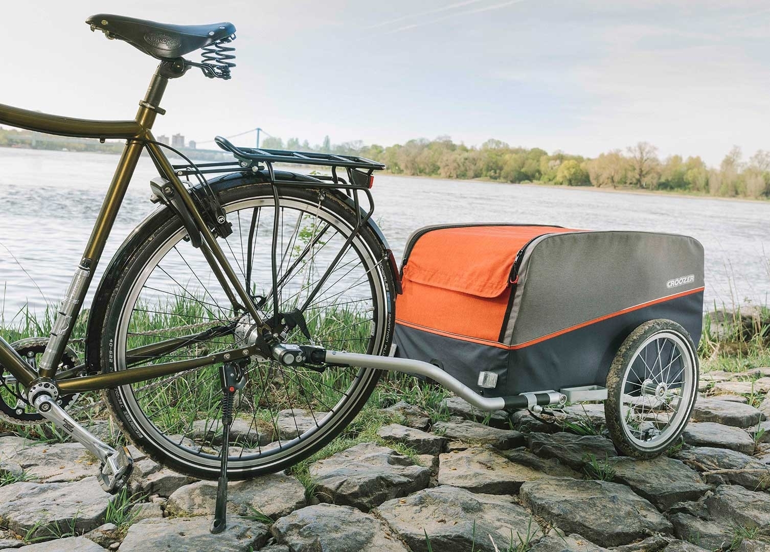 Entdecke den Croozer Cargo Anhänger – ideal für Camping, Einkäufe & Picknick. Einfach am Fahrrad anhängen und komfo