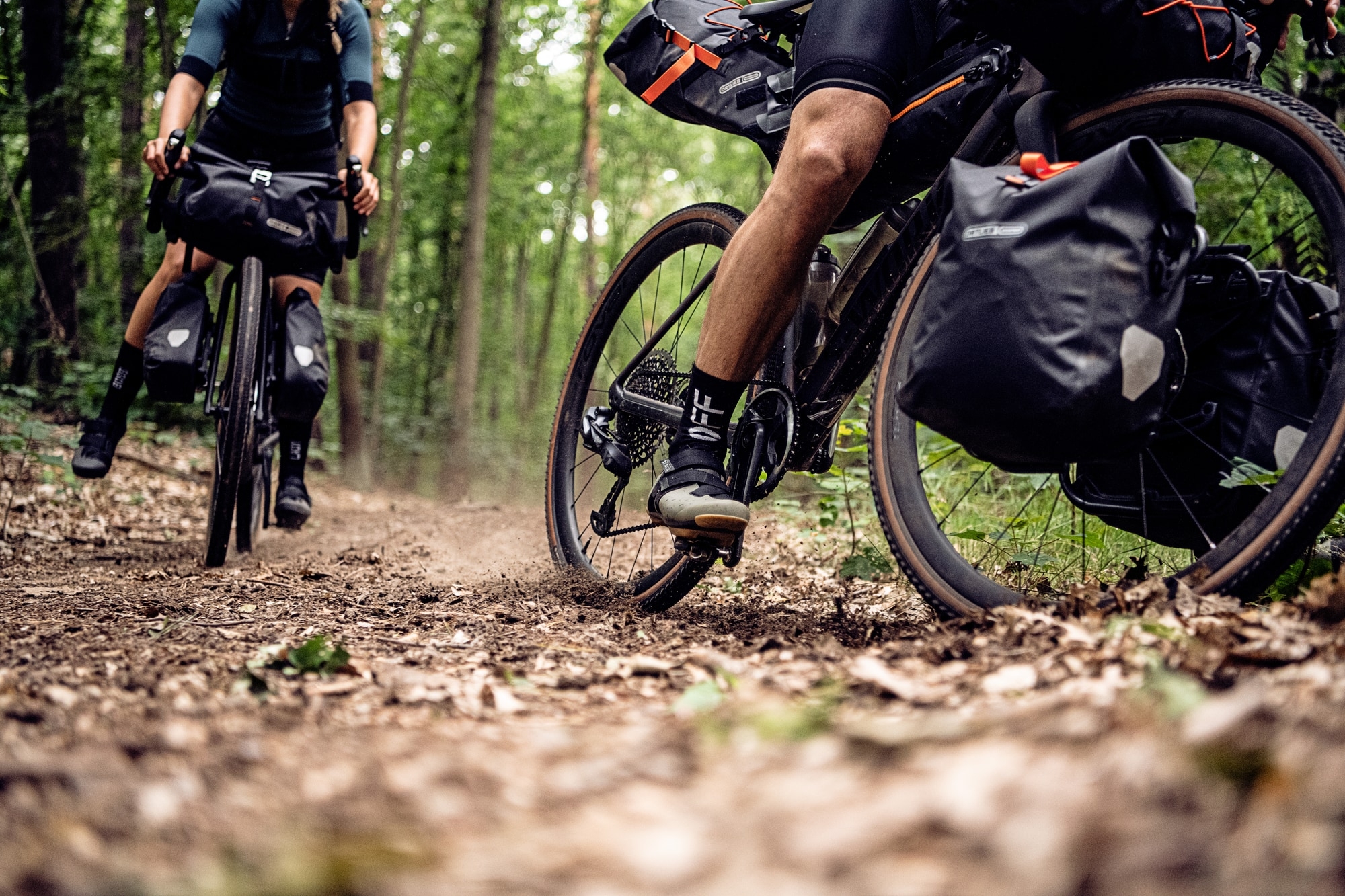 Erlebe Offroad-Touren mit bestens ausgestatteten Gravel-Bikes und robusten Gepäcktaschen. Perfekt für Abenteuer im