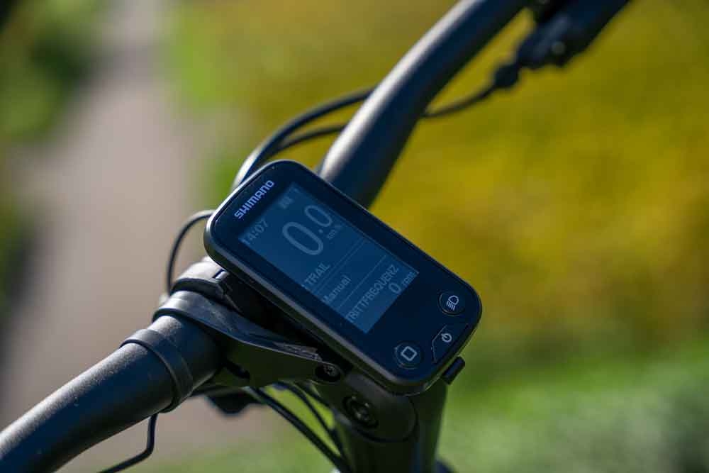Shimano E-Bike Display zeigt Geschwindigkeit und Fahrmodi. Perfekt integriert am Lenker für klare Sicht und intuiti