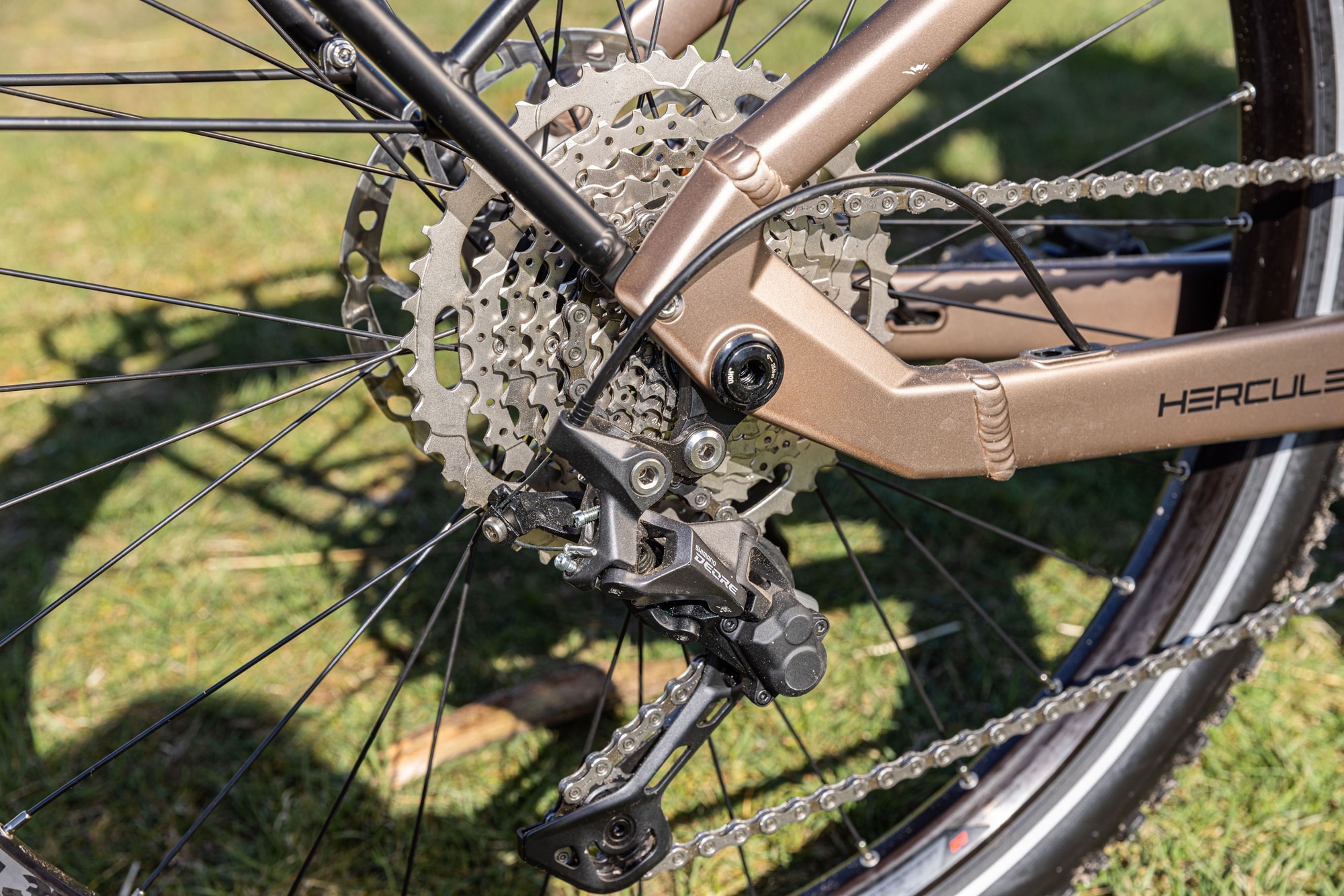 Entdecken Sie die präzise Schalttechnik und Qualität des Hercules NOS-SUV-2.2 E-Bikes, perfekt für anspruchsvolle G