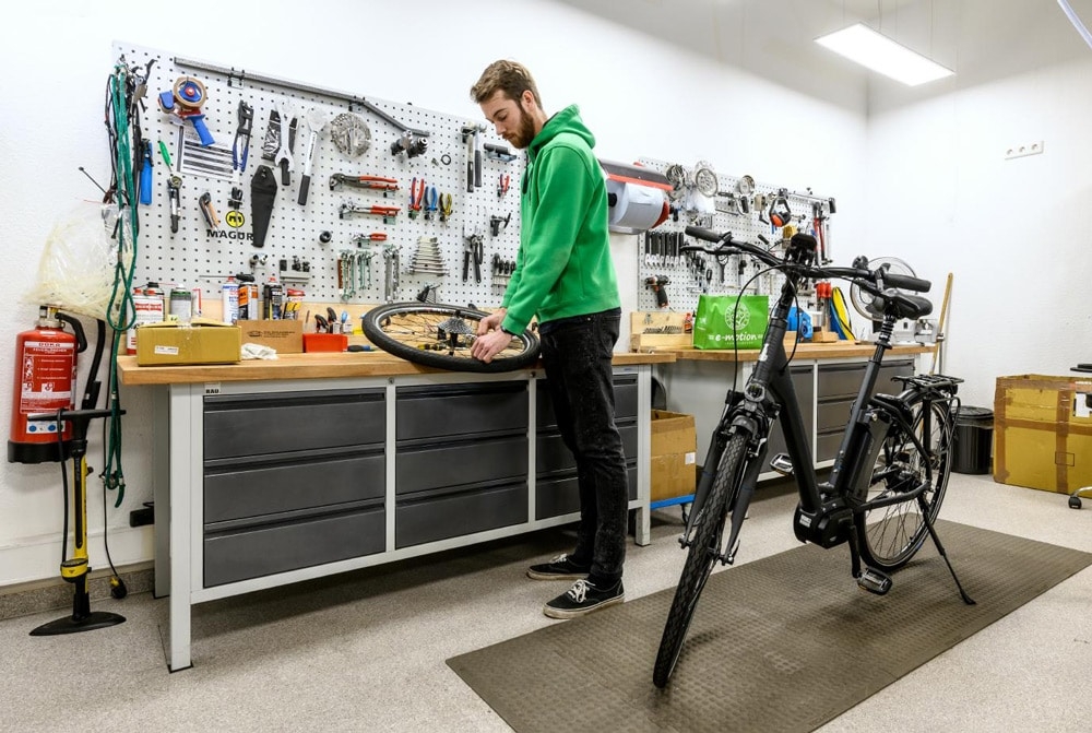 Präzise Montage und Wartung in einer professionellen Fahrradwerkstatt. Optimal für E-Bike Enthusiasten und Reparatu