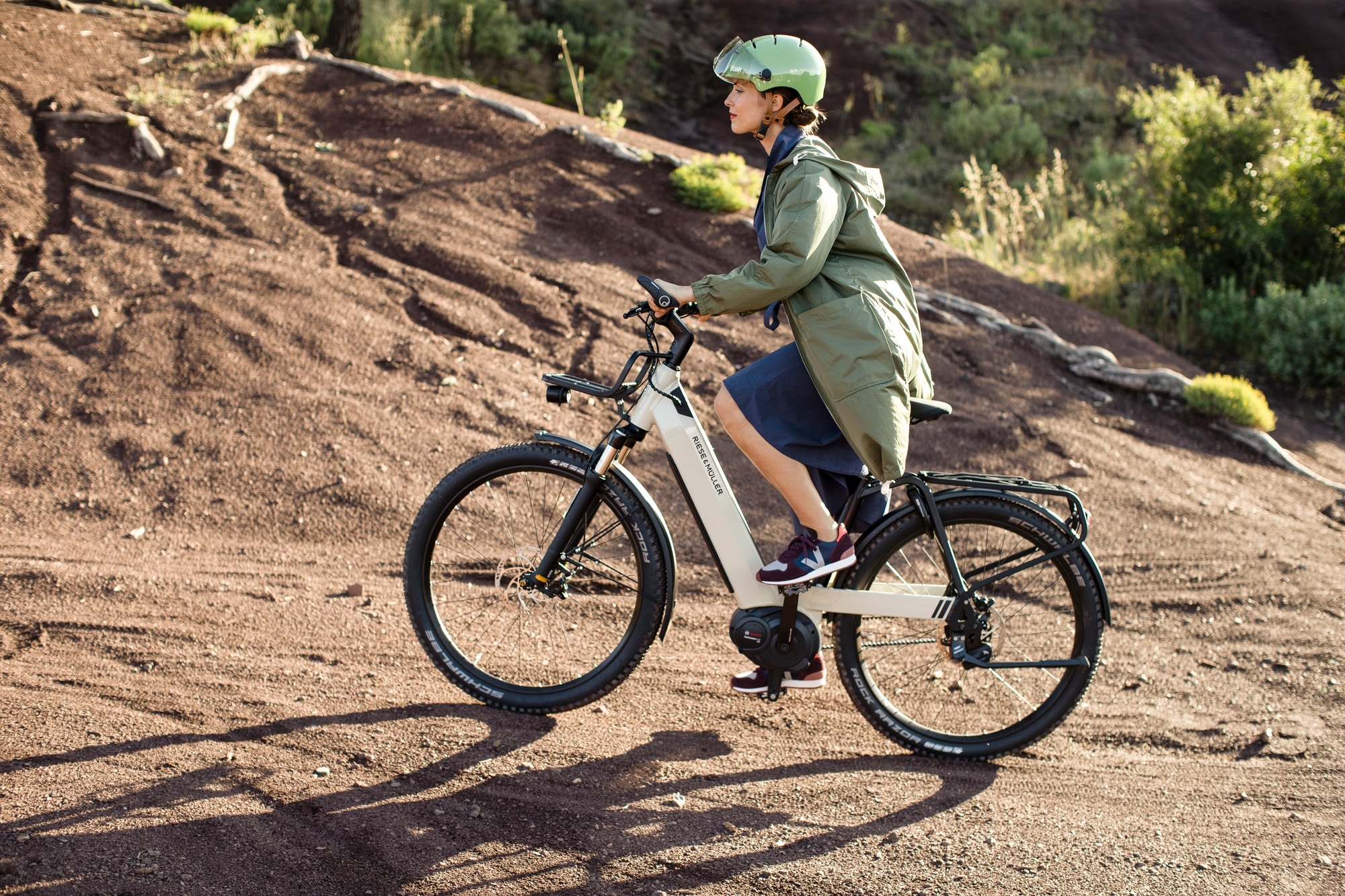 Eine junge Frau fährt mit ihrem Riese & Müller Nevo S-Pedelec gerade Richtung Ahrensburg.
