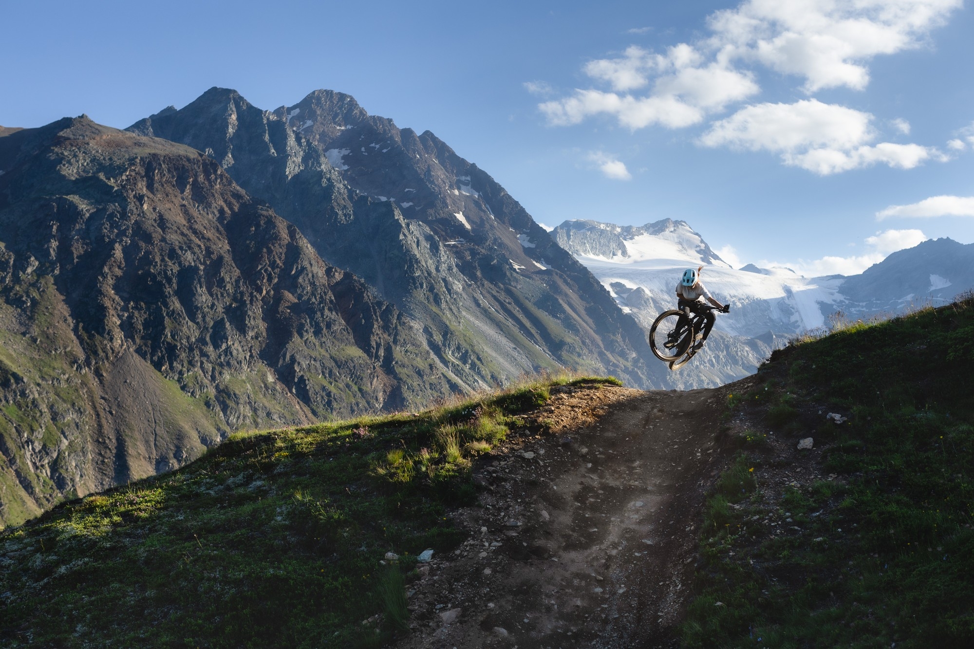 Mountainbiker springt auf einem Bergrücken mit seinem Turbo Levo SL von Specialized.