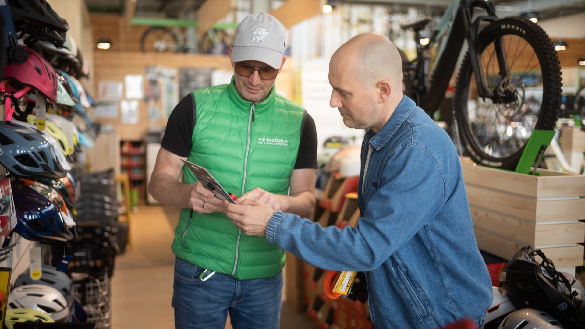 Erleben Sie kompetente Zubehörberatung bei e-motion. Unser Expertenteam unterstützt Sie, das passende E-Bike Zubehö