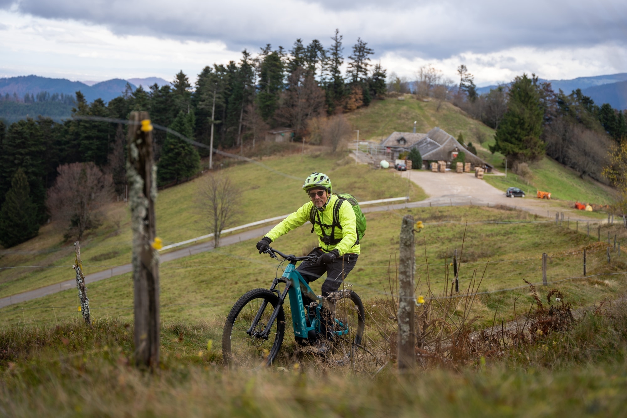 Ein Radfahrer auf einem Focus Jam E-Bike erkundet ländliche Hügel. Perfekt für Abenteuer und Naturerlebnisse.