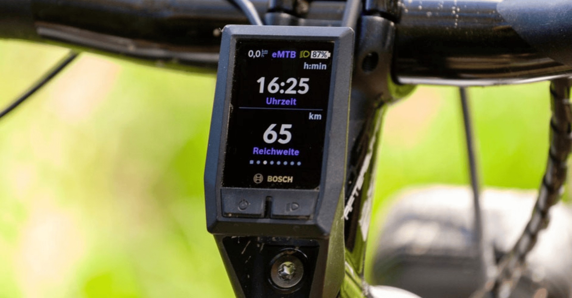 Bosch Kiox Display mit der Anzeige der Reichweite und Uhrzeit